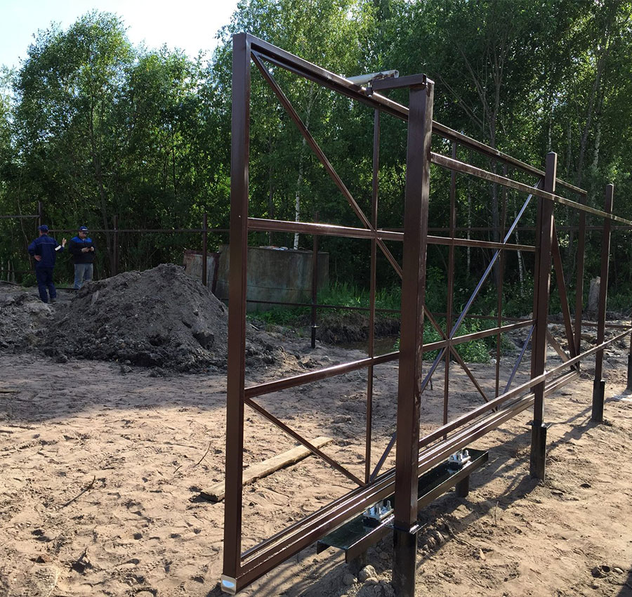 Варианты ворот на винтовых сваях в Иркутской области